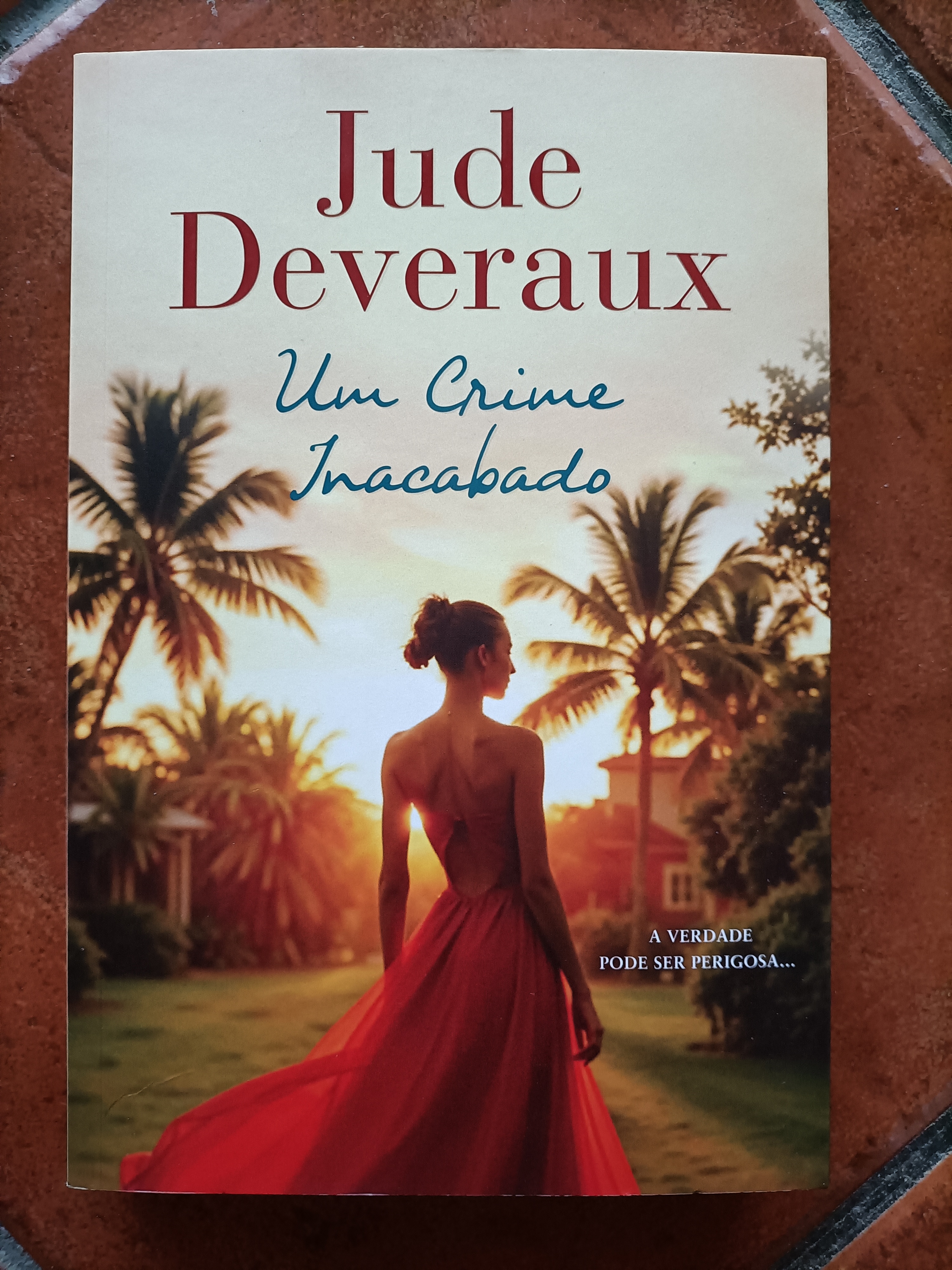 Um Crime Inacabado - Capa